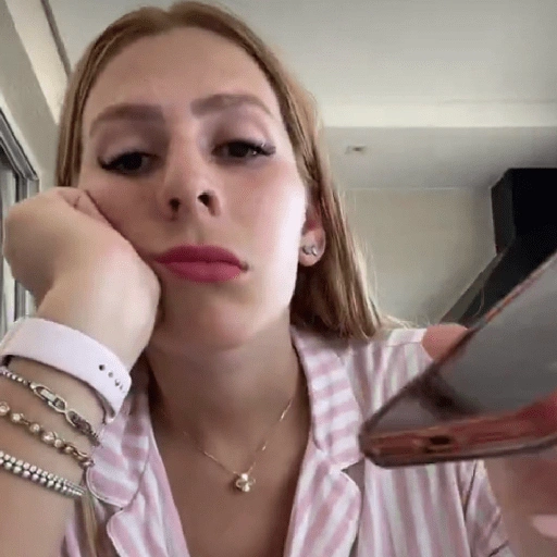 Figurinha de MALÉVOLA ALVES 🙋🏼‍♀️ para WhatsApp (7 de 17)